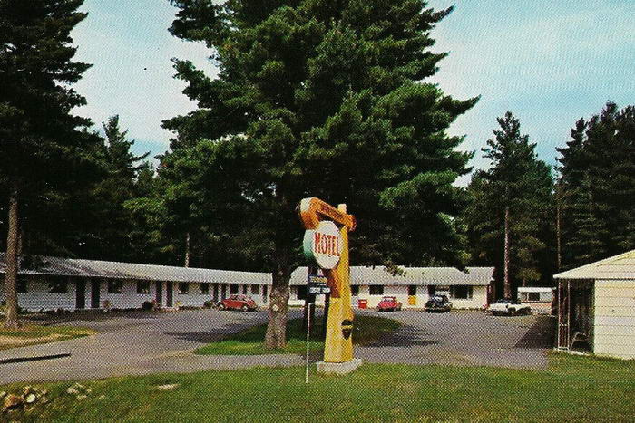 Marquette Mi Wahlstroms Motel (newer photo)